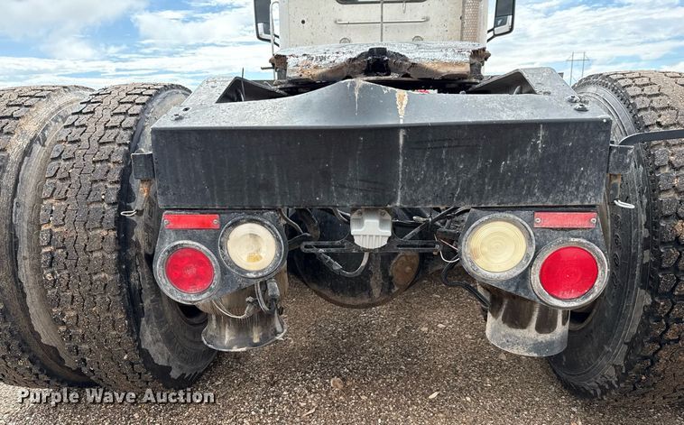 image for item ED5749 2015 Peterbilt 579 semi truck