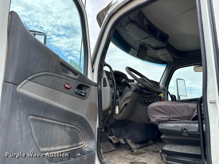 image for item ED5749 2015 Peterbilt 579 semi truck
