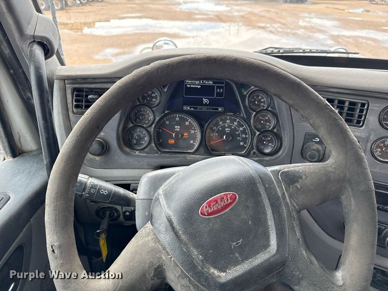 image for item ED5749 2015 Peterbilt 579 semi truck