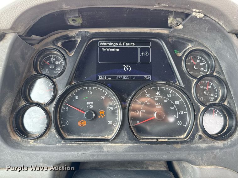 image for item ED5749 2015 Peterbilt 579 semi truck