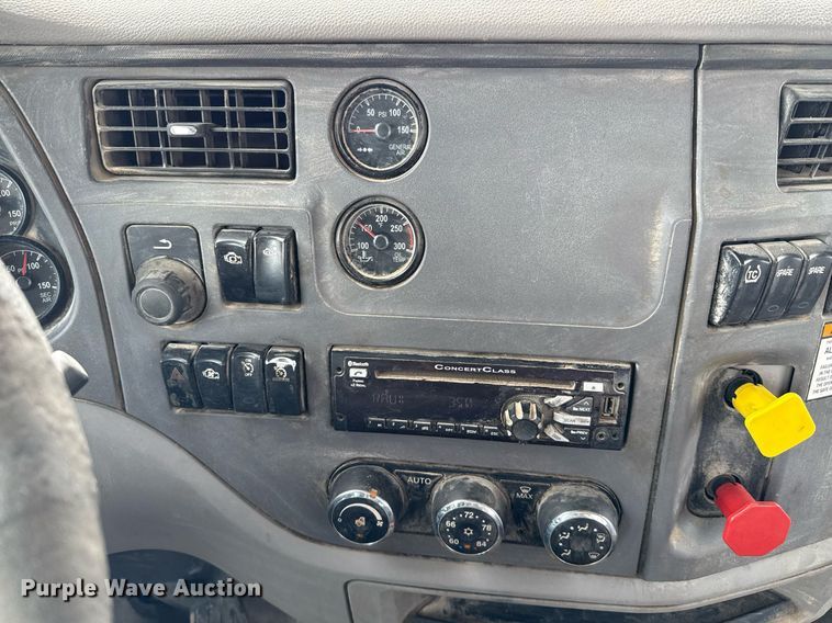 image for item ED5749 2015 Peterbilt 579 semi truck