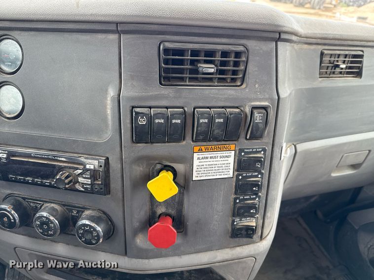 image for item ED5749 2015 Peterbilt 579 semi truck