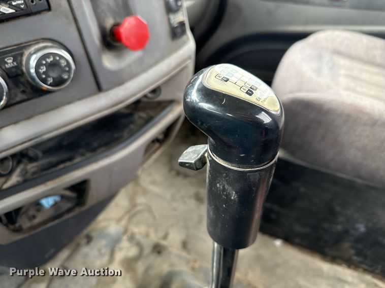 image for item ED5749 2015 Peterbilt 579 semi truck