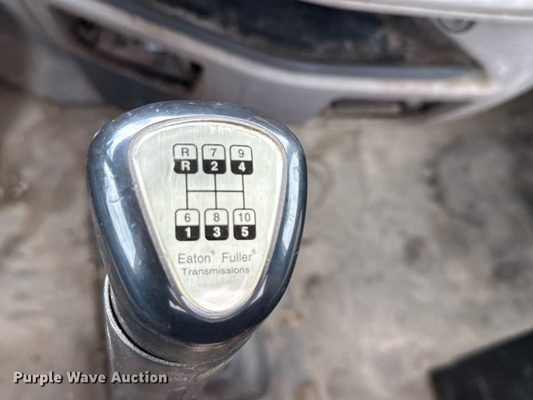 image for item ED5749 2015 Peterbilt 579 semi truck