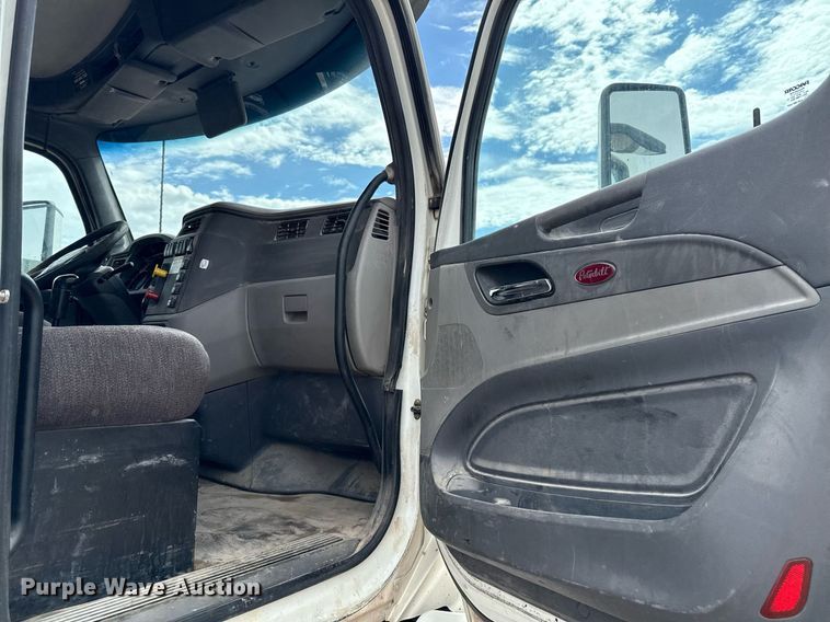 image for item ED5749 2015 Peterbilt 579 semi truck