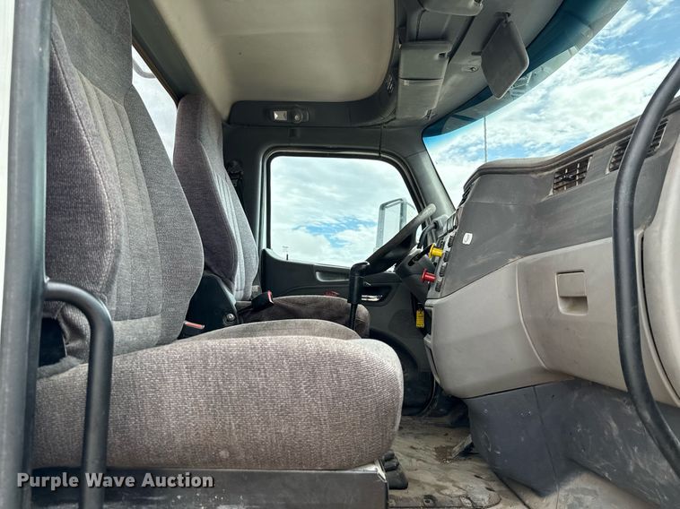 image for item ED5749 2015 Peterbilt 579 semi truck