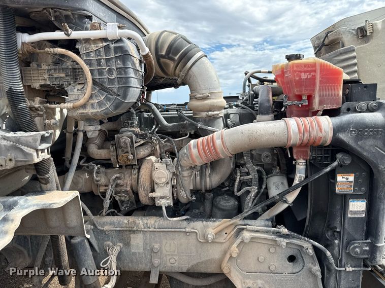 image for item ED5749 2015 Peterbilt 579 semi truck