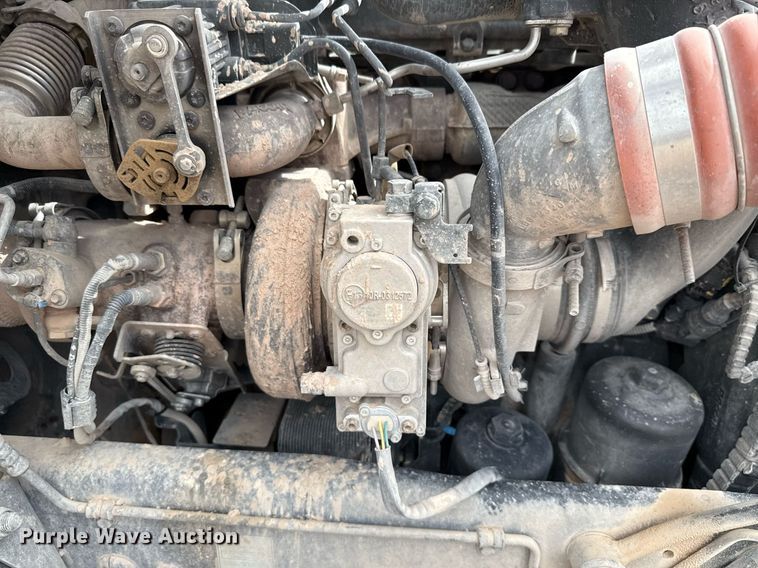 image for item ED5749 2015 Peterbilt 579 semi truck