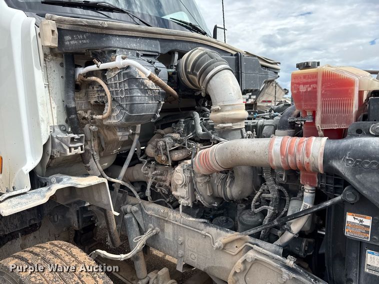 image for item ED5749 2015 Peterbilt 579 semi truck