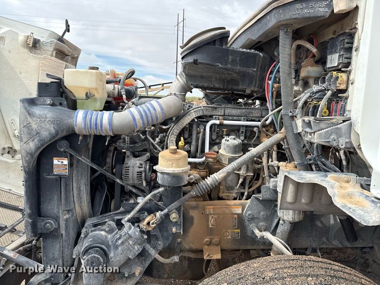 image for item ED5749 2015 Peterbilt 579 semi truck