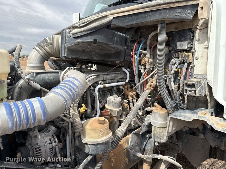 image for item ED5749 2015 Peterbilt 579 semi truck