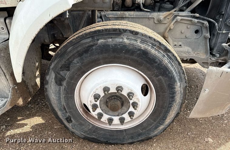 image for item ED5749 2015 Peterbilt 579 semi truck