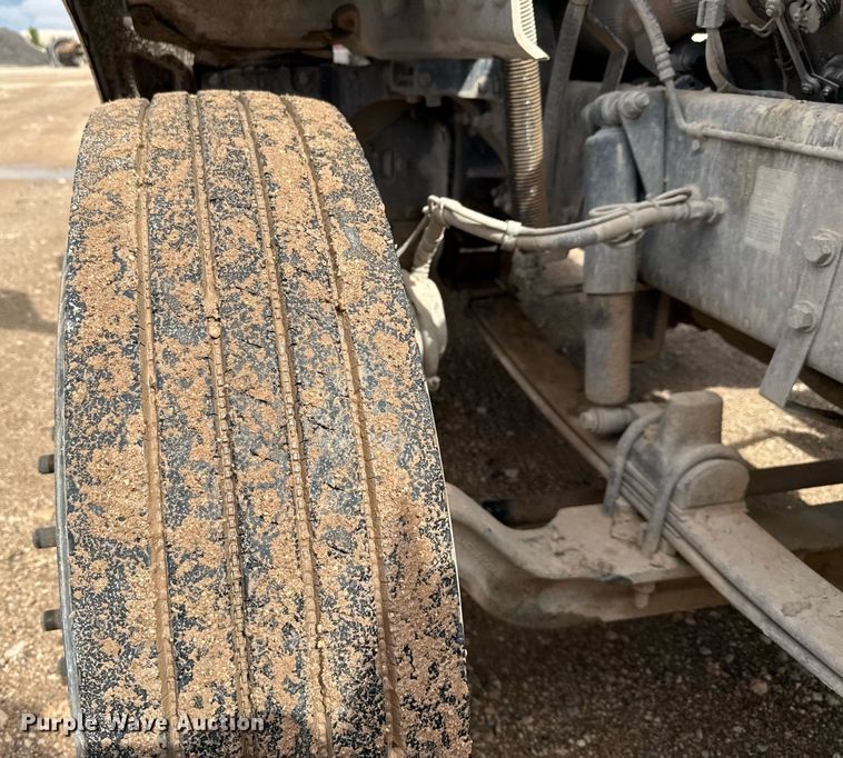 image for item ED5749 2015 Peterbilt 579 semi truck