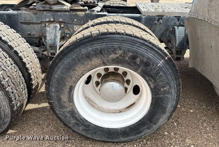 image for item ED5749 2015 Peterbilt 579 semi truck