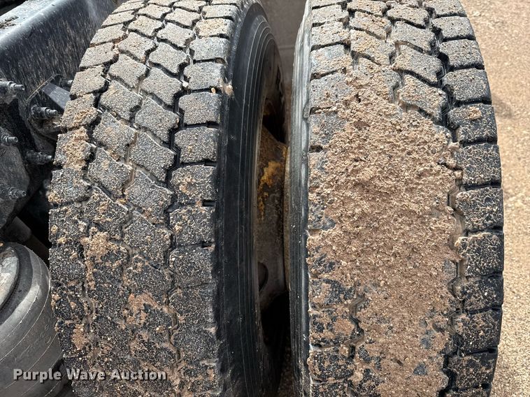 image for item ED5749 2015 Peterbilt 579 semi truck