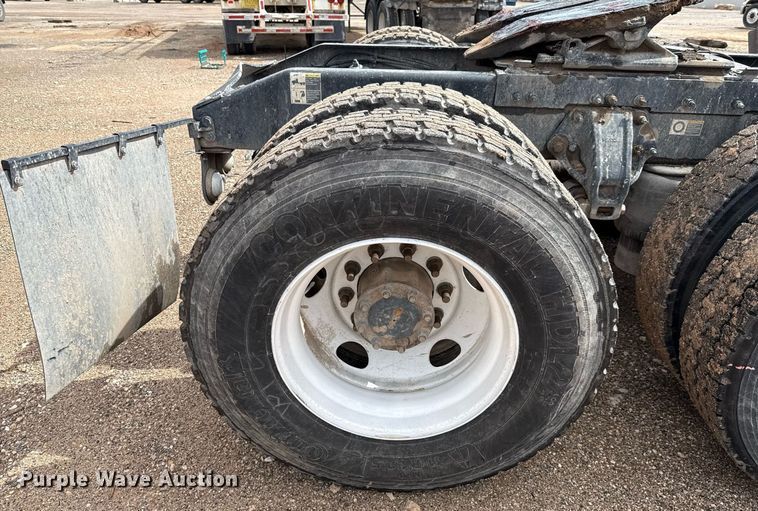 image for item ED5749 2015 Peterbilt 579 semi truck