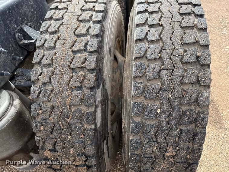 image for item ED5749 2015 Peterbilt 579 semi truck