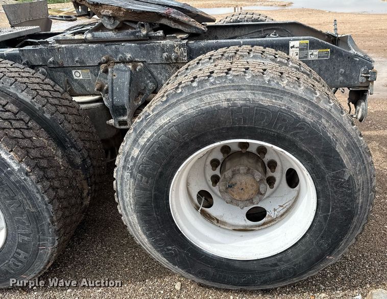 image for item ED5749 2015 Peterbilt 579 semi truck