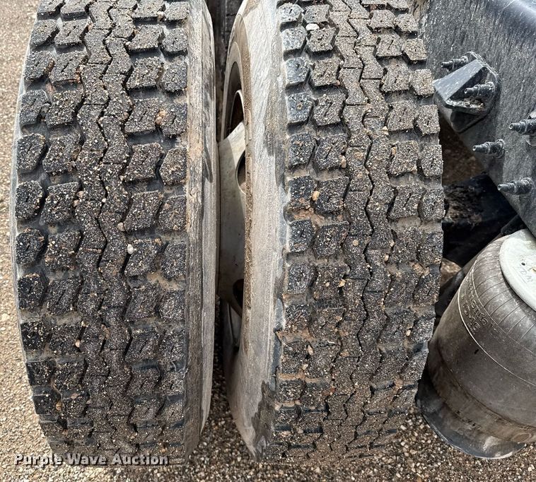 image for item ED5749 2015 Peterbilt 579 semi truck