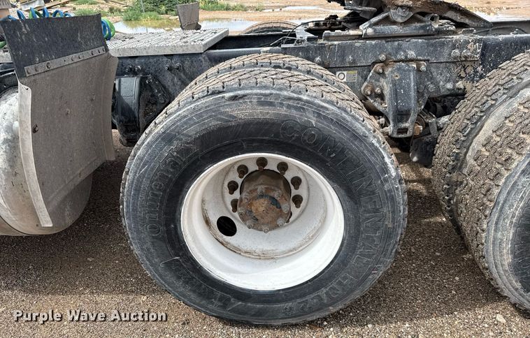 image for item ED5749 2015 Peterbilt 579 semi truck