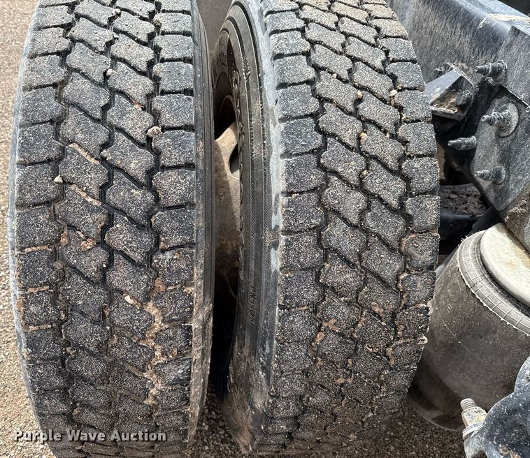 image for item ED5749 2015 Peterbilt 579 semi truck