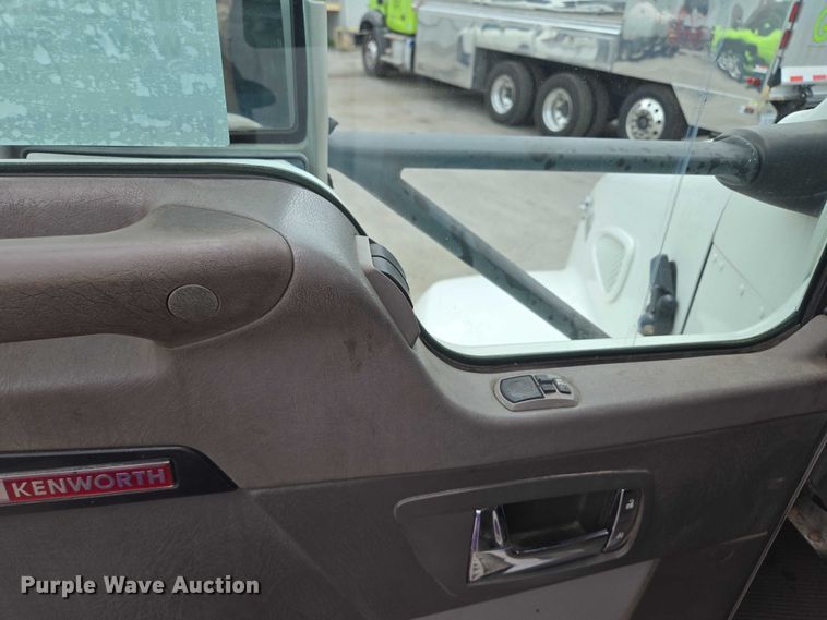 image for item EF1522 2007 Kenworth T300 box truck