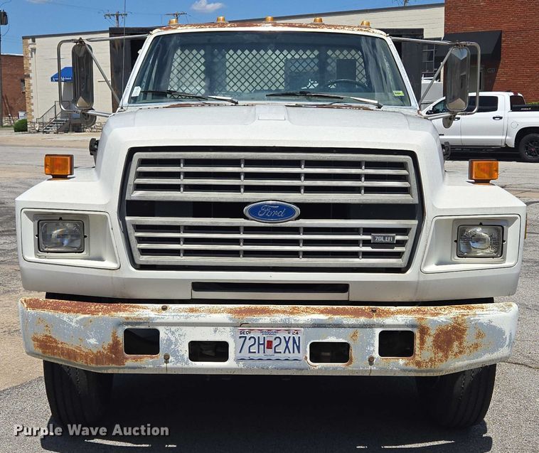 image for item EF1572 1993 Ford F700 flatbed truck