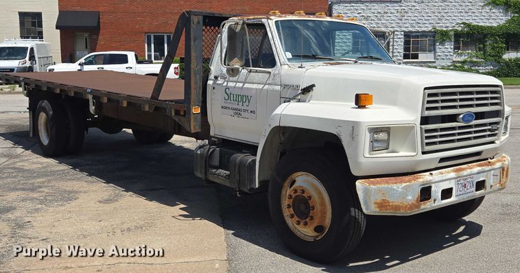 image for item EF1572 1993 Ford F700 flatbed truck