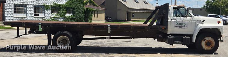 image for item EF1572 1993 Ford F700 flatbed truck