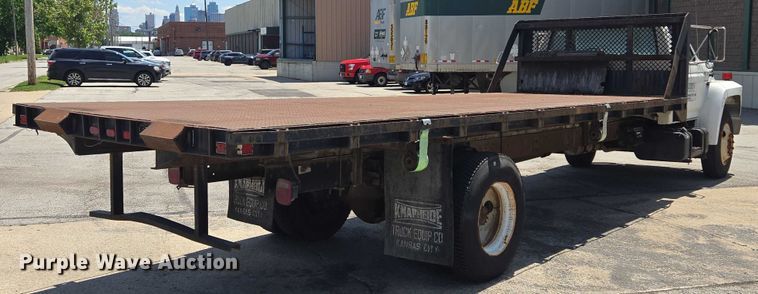 image for item EF1572 1993 Ford F700 flatbed truck