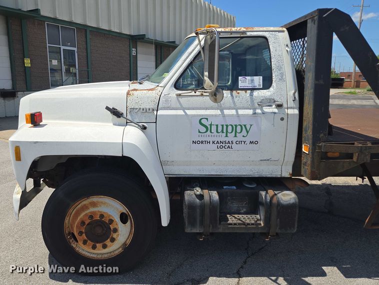 image for item EF1572 1993 Ford F700 flatbed truck