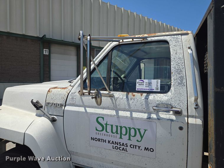 image for item EF1572 1993 Ford F700 flatbed truck
