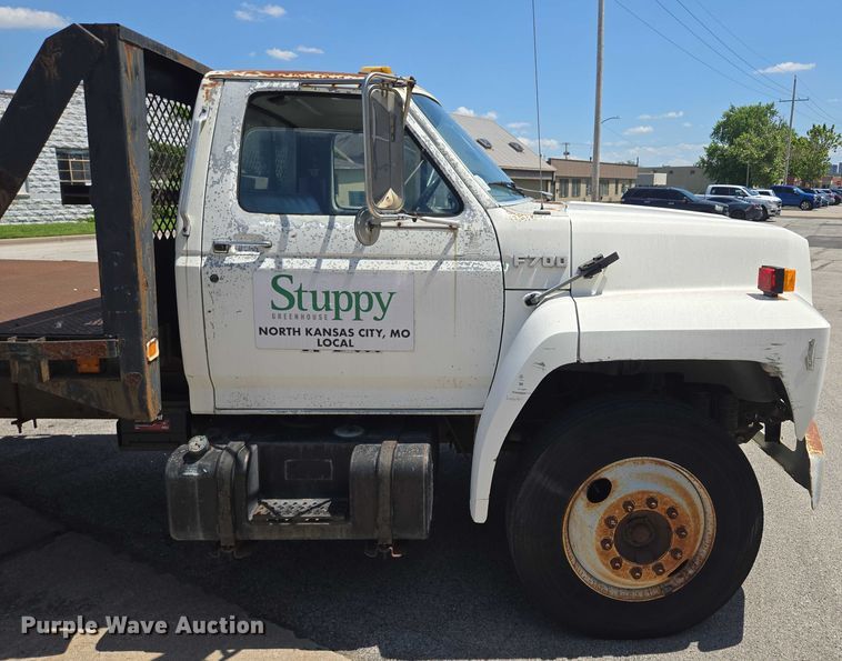 image for item EF1572 1993 Ford F700 flatbed truck