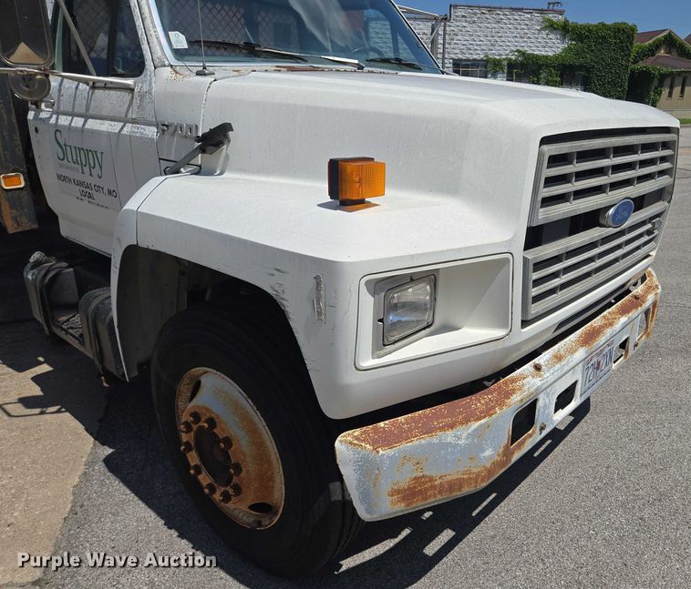 image for item EF1572 1993 Ford F700 flatbed truck