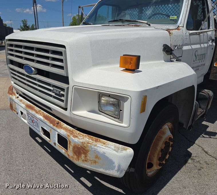 image for item EF1572 1993 Ford F700 flatbed truck