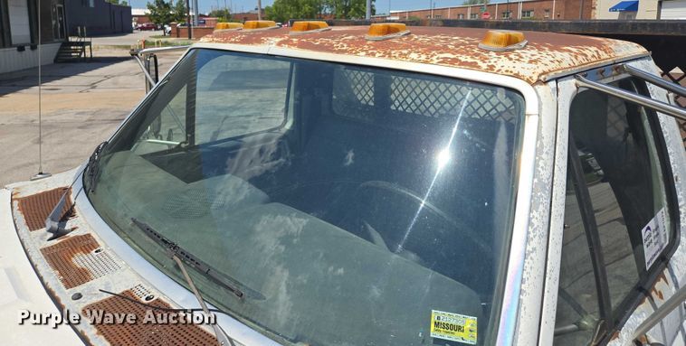 image for item EF1572 1993 Ford F700 flatbed truck