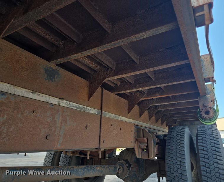 image for item EF1572 1993 Ford F700 flatbed truck