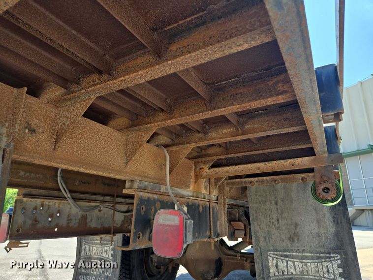 image for item EF1572 1993 Ford F700 flatbed truck