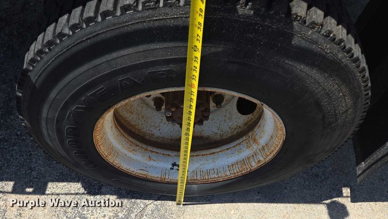 image for item EF1572 1993 Ford F700 flatbed truck