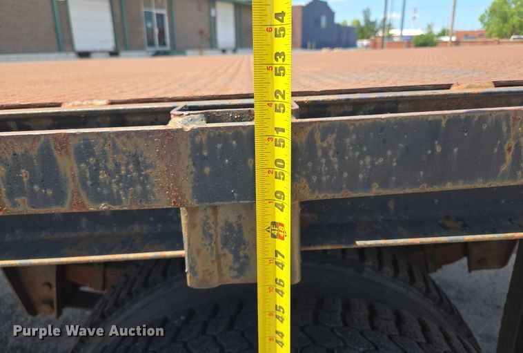 image for item EF1572 1993 Ford F700 flatbed truck