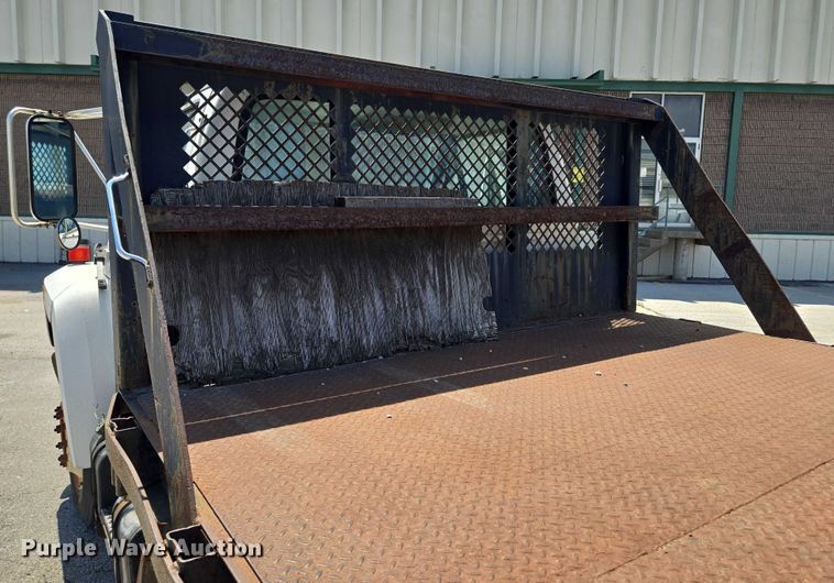 image for item EF1572 1993 Ford F700 flatbed truck