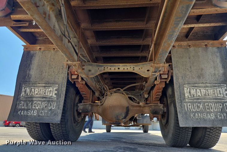 image for item EF1572 1993 Ford F700 flatbed truck