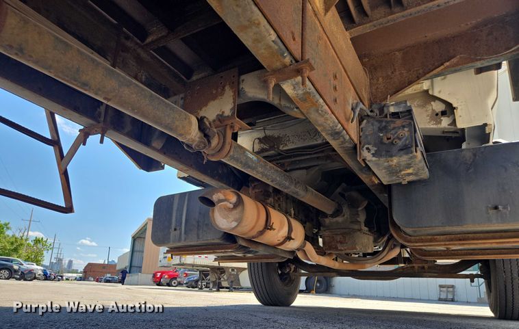 image for item EF1572 1993 Ford F700 flatbed truck