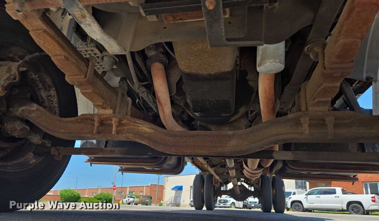 image for item EF1572 1993 Ford F700 flatbed truck