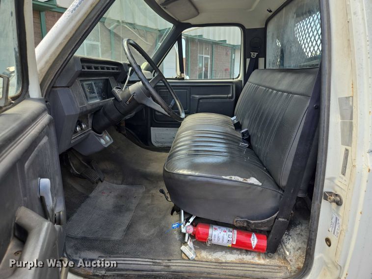 image for item EF1572 1993 Ford F700 flatbed truck