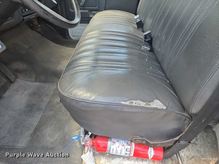 image for item EF1572 1993 Ford F700 flatbed truck