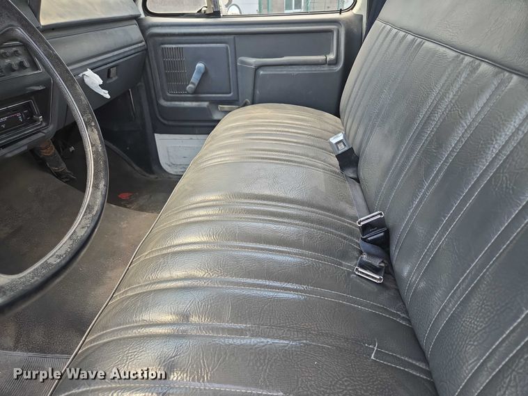 image for item EF1572 1993 Ford F700 flatbed truck