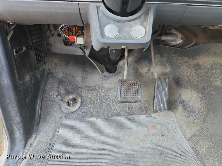 image for item EF1572 1993 Ford F700 flatbed truck