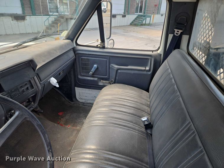 image for item EF1572 1993 Ford F700 flatbed truck