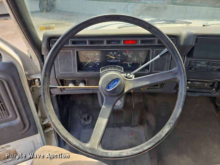 image for item EF1572 1993 Ford F700 flatbed truck